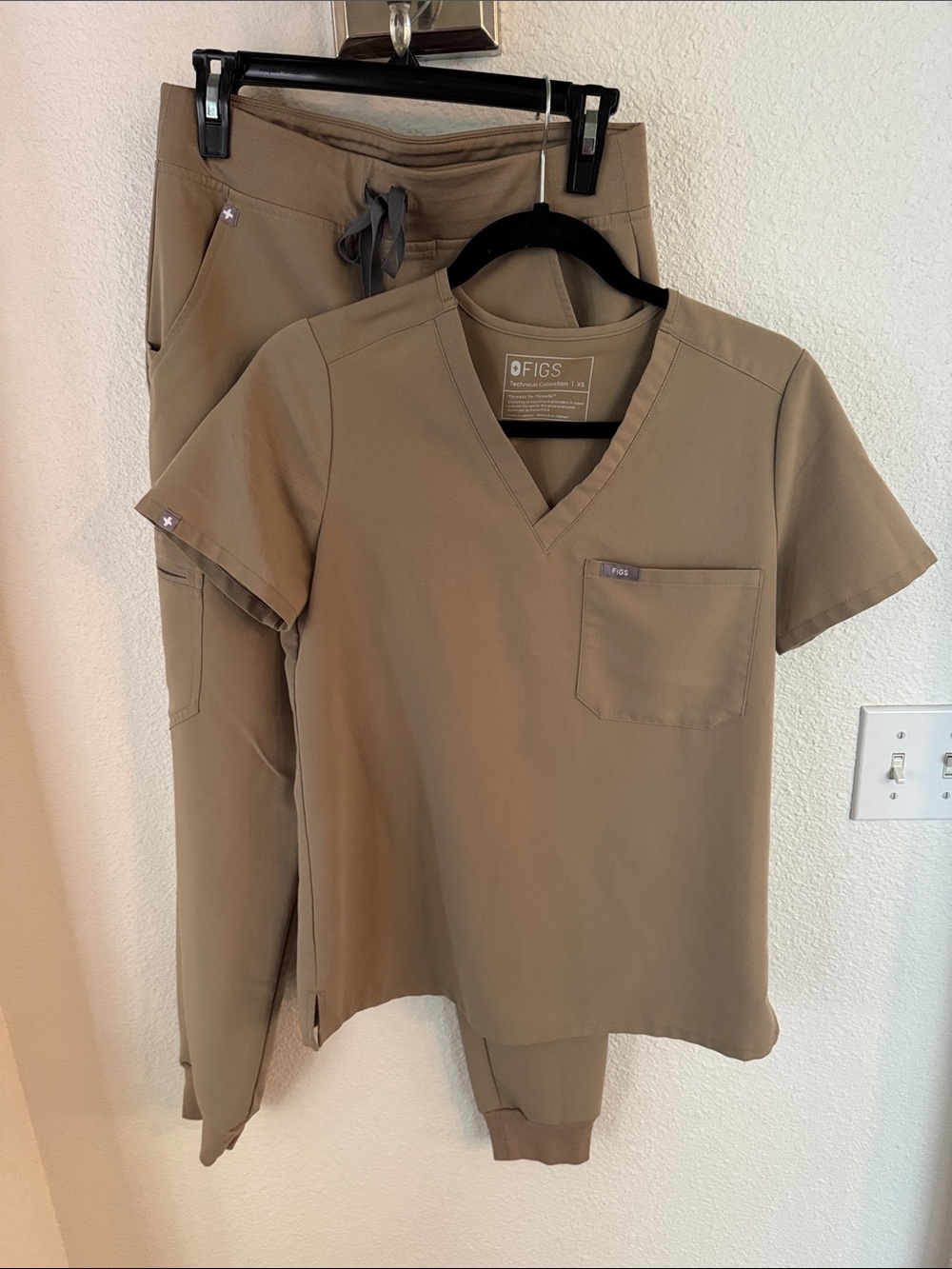 Figs Tan XS Set — V-Neck Top & Drawstring Pants